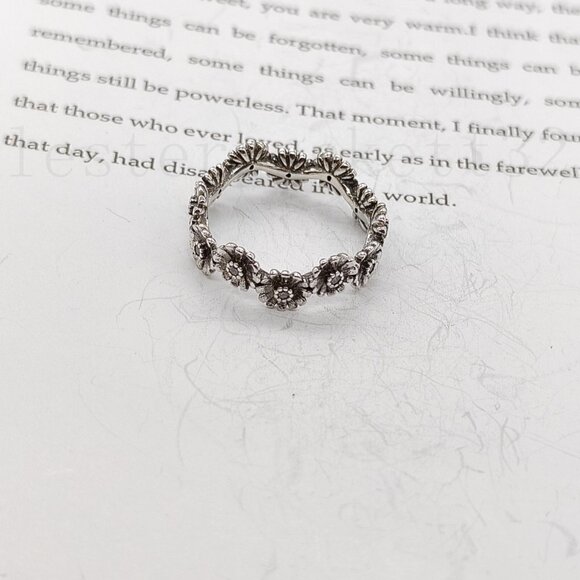 Pandora Sparkling Daisy Flower Crown Ring - Picture 3 of 3